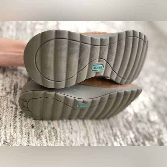 Bzees Golden Faux Fur Bootie Shoe Size 8.5 - Picture 10 of 11